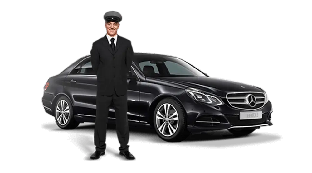 Chauffeur privé SYMBAD VTC en tenue professionnelle  accueillant Les clients dans une voiture Mercedes de couleur noire haut de gamme. 